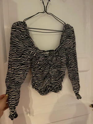 Zebratopp från hm - Sitter som en 36-38, stretchig och rynkad