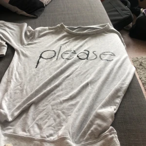 Grå jumper med texten ”please” - Strl M/S Några små detaljer som har försvunnit eftersom den är väl använd, men ändå i ganska bra skick. 