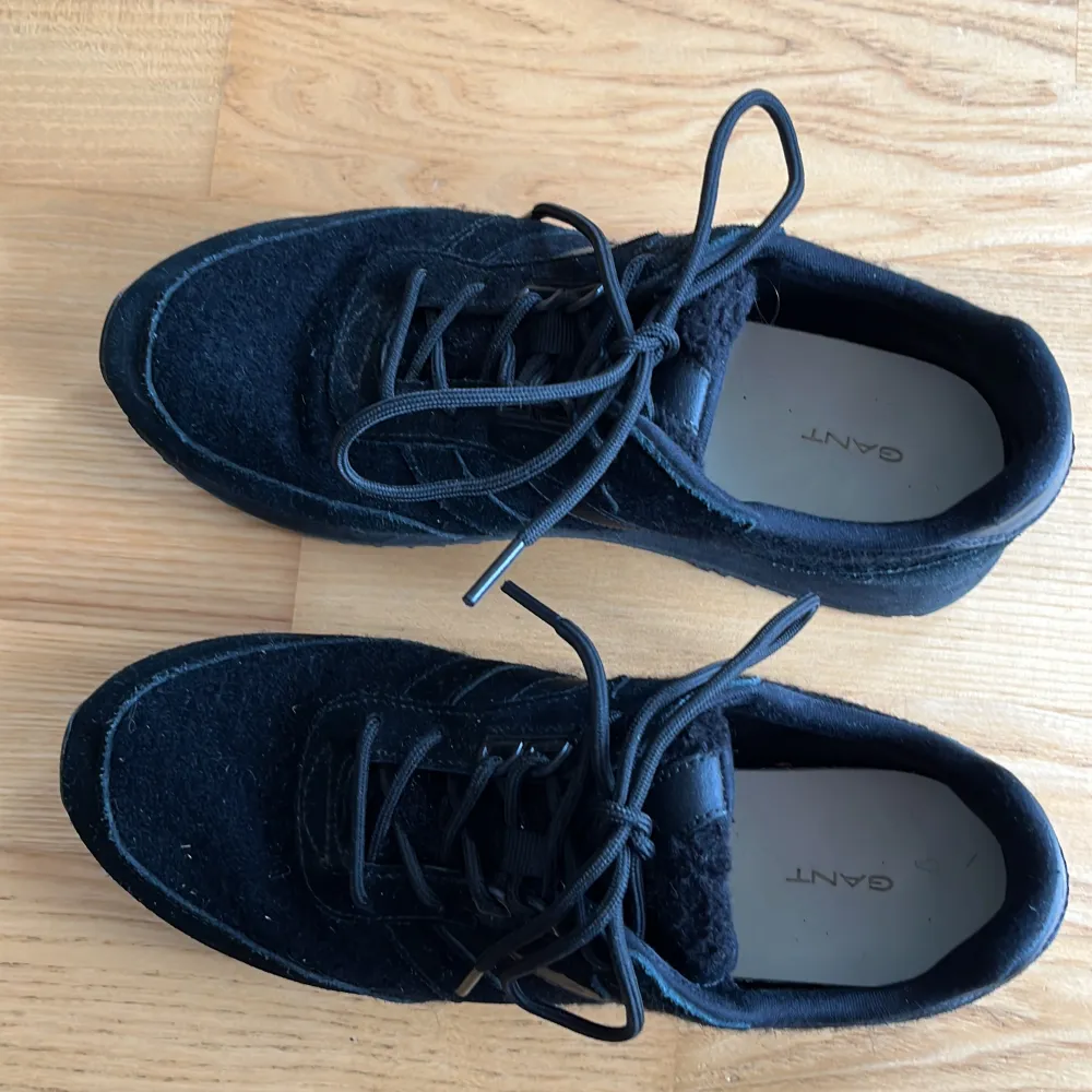 Nyinköpta svarta sneakers från Gant. Stl 38. De är använda endast ett fåtal gånger, som nya, men passade inte min fot. Nypris 1300:- Dina för 600:- . Skor.