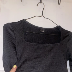 Svart ribbad topp med fyrkantig hals - Använt skick