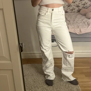 Jeans - Säljer dessa vita jeans från Pull&Bear. Aldrig använda då jag inte använder högmidjat🩷