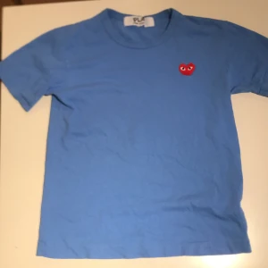 Comme des garcons t-shirt - Comme des garcon t-shit.  Knappt använd. Inga fläckar eller skador eller liknande. Köpt på tres biens hemsida.