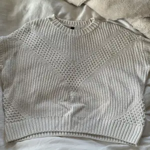 Jättesöt stickad tröja i vit färg❤️ Säljer pga den inte kommer till någon användning längre❤️ Inga fläckar eller defekter ❤️