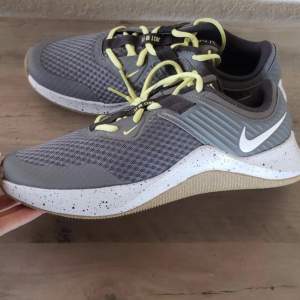 Nike mc trainer og trainin skor. Kolla på goat.com de säljs för 100-200 dollars Som ny. Ingen låda  Kvitto finns