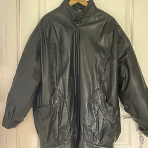 Oversized skinnjacka - Stor skinnjacka i mycket bra skick! Inga skavanker men saknar lapp om märke. Storleken är M men jag anser att det är mer en L eftersom att den är rätt lång. Meddela för fler bilder!!💗💗