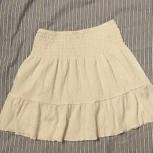 Vit kjol från Gina, använd några gånger och utan fläckar.