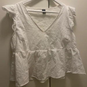 Vit topp Shein - Aldrig använt, storlek m men är större i storleken så skulle säga L