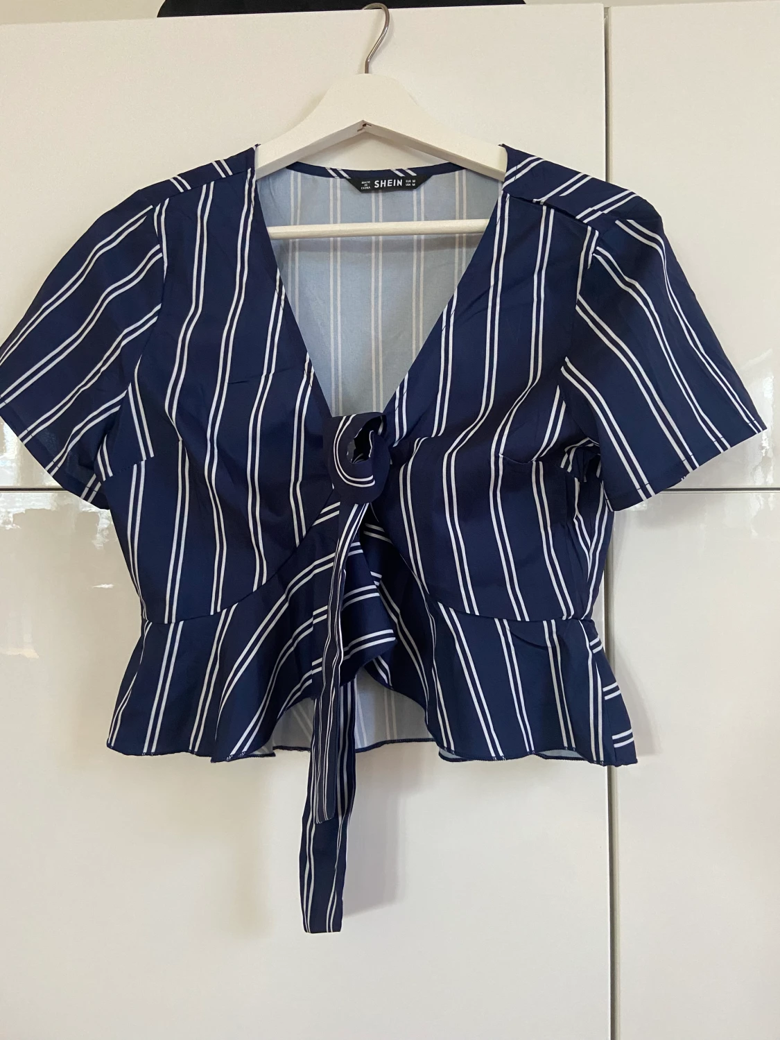 Marinblå och vit randig blus med omlott