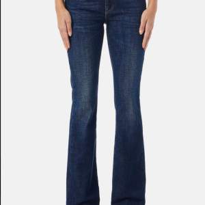 Lågmidjade Diesel jeans bootcut strl 27 längd 30 Säljer pga fel storlek på mig och har därefter ingen bild på tyvärr