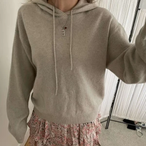 Kashmir hopdie - Så fin kashmirhoodie från HM som tyvärr inte kommer till användning! 💕 Jätteskön och i nyskick 💕 OBS: Frakt tillkommer! 