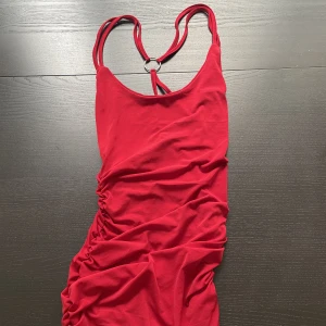 Röd klänning  - Aldrig använd prislappen finns kvar storlek S