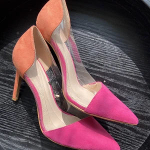 Klackskor  - Klackskor från Mango i rosa och orange. storlek 38. Använda nån enstaka gång men är i bra skick! 