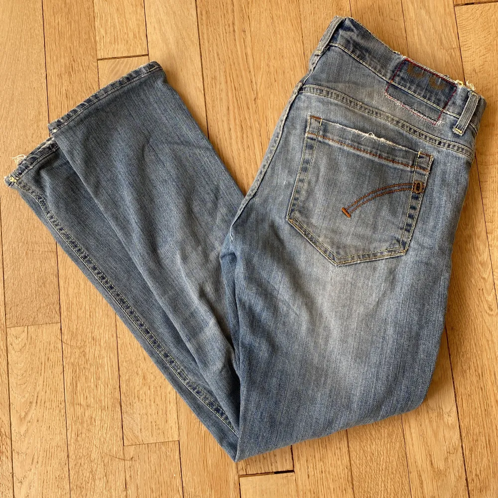 Tja, säljer dessa snygga dondup jeans i strlk 32/31 skick 9/10 för fler frågor eller funderingar är det bara att höra av sig mvh Jonte . Jeans & Byxor.