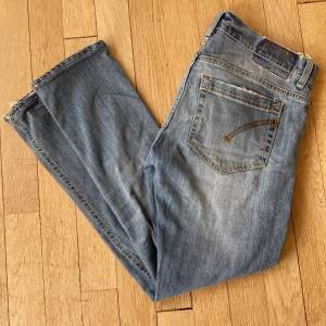 Tja, säljer dessa snygga dondup jeans i strlk 32/31 skick 9/10 för fler frågor eller funderingar är det bara att höra av sig mvh Jonte 