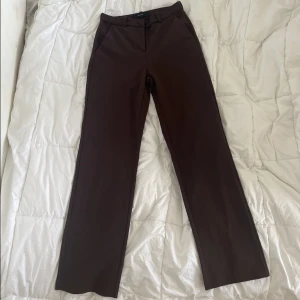 Kostymbyxor  - Superfina kostymbyxor i kvalite. Knappt använda och har inga anmärkningar. Färgen är mörkbrun och de har ”fästen” om man vill ha ett bälte till. Lite långa för mig på 160cm. Står strl S men passar mig med M. Köpta från VeroModa.  Katt finns i hemmet <3 