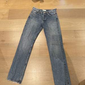 Säljer dessa jätte fina zara jeans då jag inte andvänder  dom längre, dom är mid waist. Bra Skick,köpte för ungefär 400 säljer för 100 + frakt. Kan höja och sänka priset💗