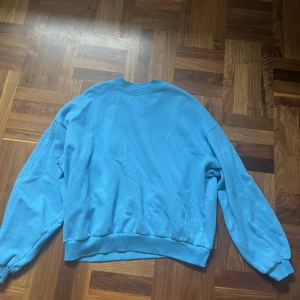 Blå collegetröja  - Blå collegetröja från bershka