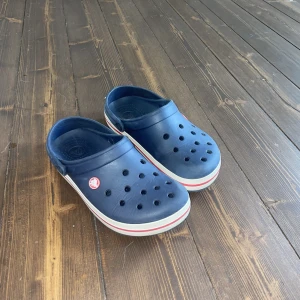 Crocs, endast använda inomhus - Bra att ha inför skolstart, jobb osv. Endast använda inomhus