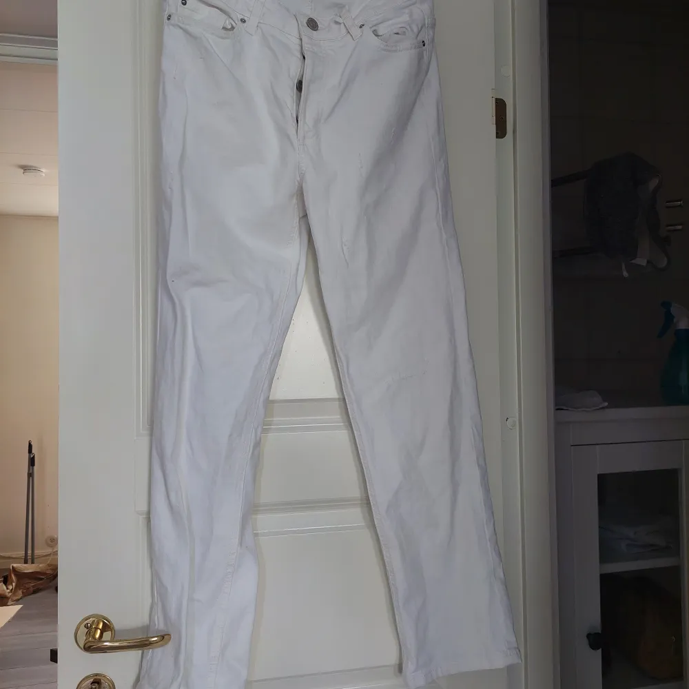 Vita jeans, modell straight med high waist 3 inner knappar bie gylfen, syns ej utan på. Fint skick!. Jeans & Byxor.