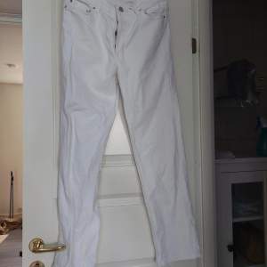 Vita jeans, modell straight med high waist 3 inner knappar bie gylfen, syns ej utan på. Fint skick!