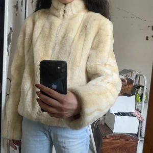 Pälsjacka - Jacka i fuskpäls i storlek 42 men passar även mindre storlekar om man vill att den ska vara oversize (jag har strl  xs). Väldigt gott skick☀️