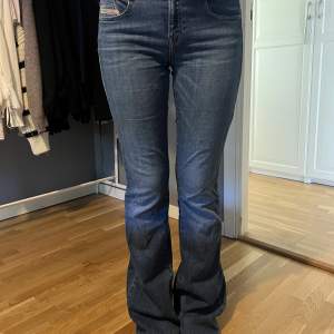 Superfina och bekväma bootcut jeans ifrån Diesel. Passar någon som är 170-180. Lite slitna ned till då det är lite för långa. Modellen i Jensen är D-ebbey och storleken är 29/34 men de är insydda i midjan då de var för stora men de är stretchiga! 