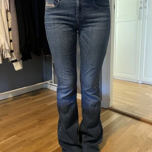 Diesel jeans  - Superfina och bekväma bootcut jeans ifrån Diesel. Passar någon som är 170-180. Lite slitna ned till då det är lite för långa. Modellen i Jensen är D-ebbey och storleken är 29/34 men de är insydda i midjan då de var för stora men de är stretchiga! 