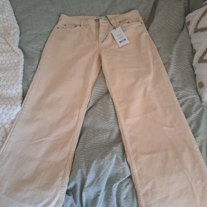 Jeans - Lågmidjade, beige-vita jeans. Säljer pga inte passar mig.