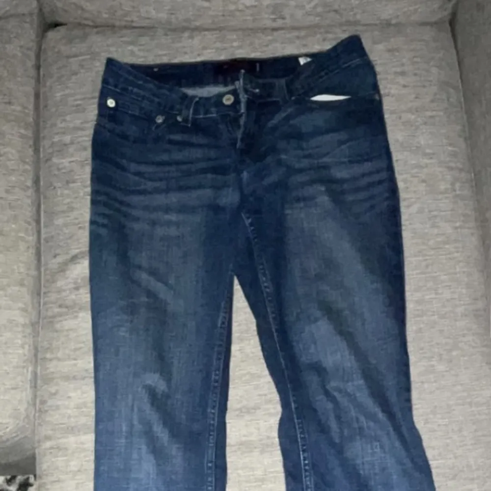 Lågmidjade bootcut jeans ifrån Levis. Min mammas gamla så går ej att få tag på❤️ står ingen storlek men är 160! Pris går att diskuteras!!. Jeans & Byxor.