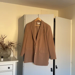 Beige kavaj - Beige kavaj från Primark. I mycket gott skick. Använd en gång. 