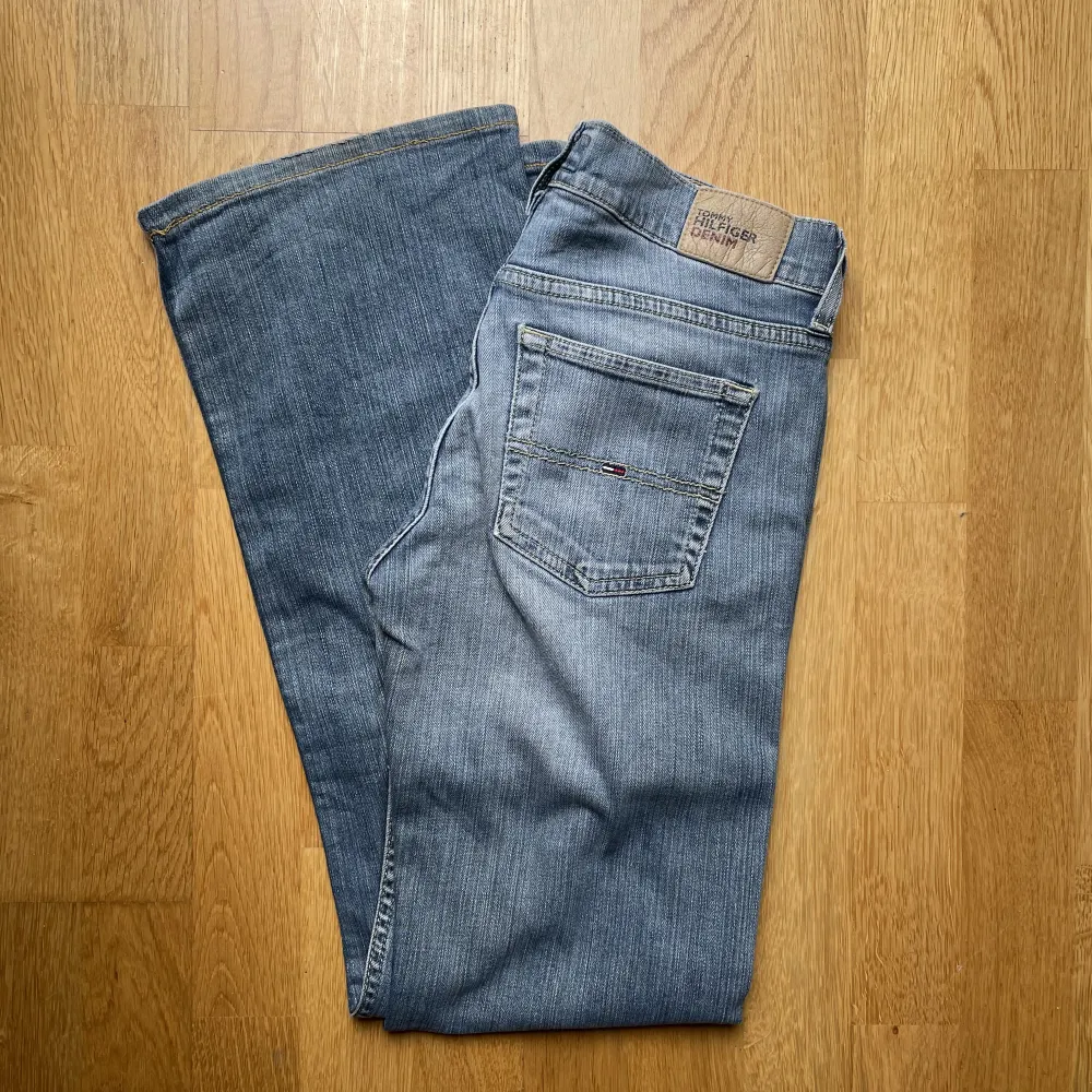 Lågmidjade Tommy Hilfiger jeans i light wash. Nypris 1,200kr. Pm för fler bilder och mått🌟. Jeans & Byxor.