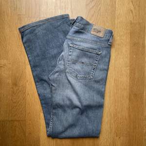 Lågmidjade Tommy Hilfiger jeans i light wash. Nypris 1,200kr. Pm för fler bilder och mått🌟