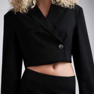 cropped blazer - helt ny med prislapp kvar! Storlek 38. Passar även 34/36, men köpte större för lite oversized. köpt för 699kr, säljer för 349kr