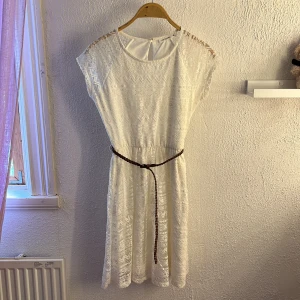 Vit spettsklänning med skärp - Det är en oanvänd boho klänning i vit spetts med underkjol 