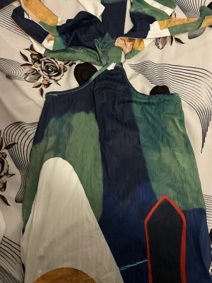 Multi colour cutout dress - Otrolig fin klänning som passar perfekt till en utekväll. Använd endast en gång och i bra skick. Strl M. 