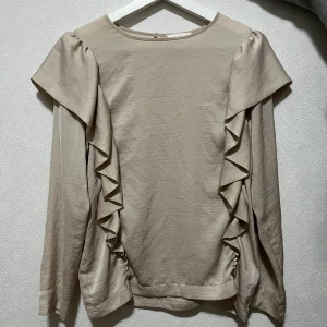 Volang blus H&M - Jag säljer denna dö snygga blusen som jag inte fått nån användning utav. Pris går absolut att diskuteras💕