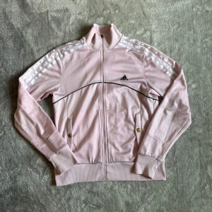 Rosa adidas zip up  - Skön rosa adidas zip up med unik färg. Glöm inte kolla in min profil och följ för mer kläder ☺️ pris kan alltid diskuteras 
