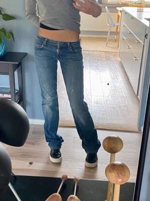 Ett par lågmidjade bootcut jeans från Ichi. Det är köpta second hand och passar mig som normalt har storlek S/36 och är 165cm lång. 