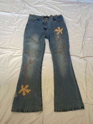 Lågmidjade jeans - Så fina detaljer på dessa men kommer inte till användning. Midjemått 80 innerbenslängd 78. Skriv vid frågor,  köp nu går bra🥰