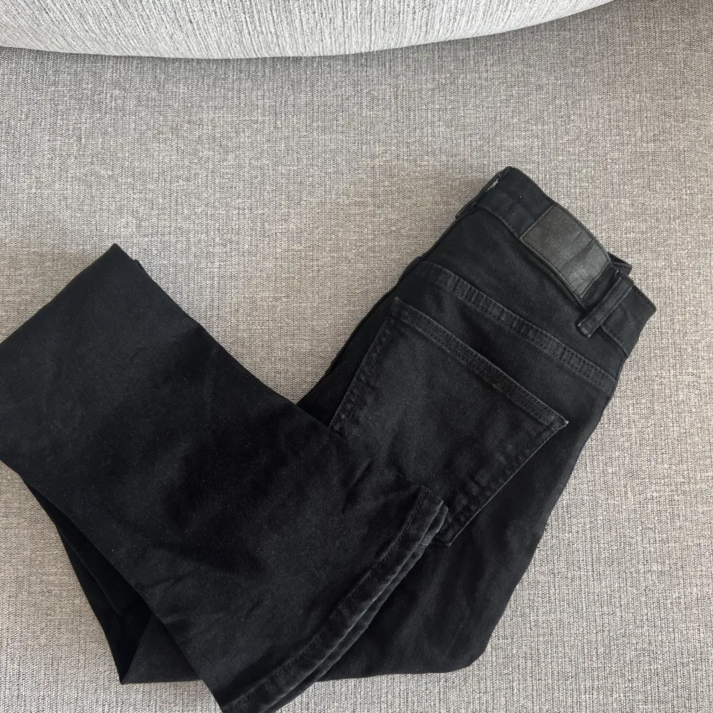 Ett par svarta bootcut byxor från Ginatricot.  Storlek 32. Passar perfket om man är under 160cm. Ordpris:499kr. Jeans & Byxor.
