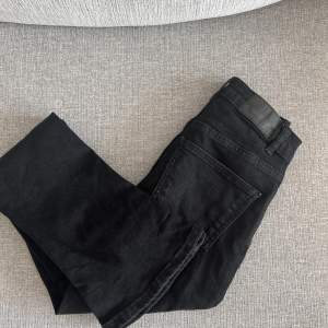 Ett par svarta bootcut byxor från Ginatricot.  Storlek 32. Passar perfket om man är under 160cm. Ordpris:499kr