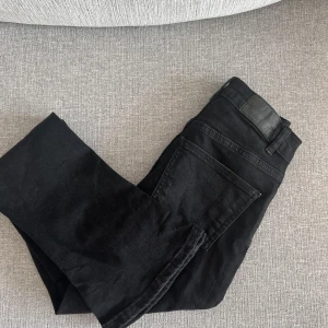 Svarta bootcut från ginatricot - Ett par svarta bootcut byxor från Ginatricot.  Storlek 32. Passar perfket om man är under 160cm. Ordpris:499kr