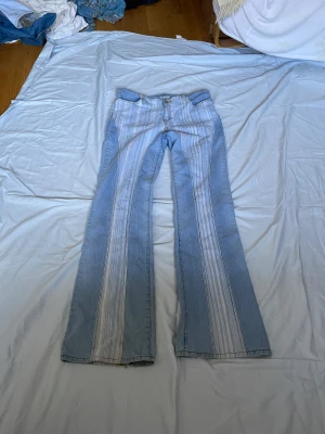 Patch y2k jeans - Så så snygga. Mid/Lowwaist. Midjemått 80. Innerbenslängd 88. Skriv vid frågor,  köp nu går bra🥰