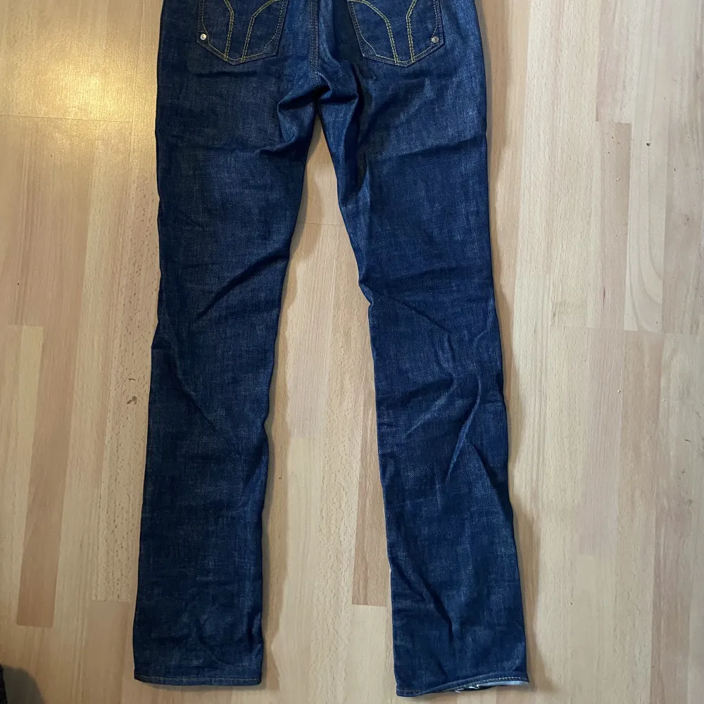 Ett par Miss 60 jeans som aldrig använts❤️skinny/lite bootcut. Inga defekter❤️78cm i midja (38 tvärsöver) och 84cm i innerbenen❤️. Jeans & Byxor.