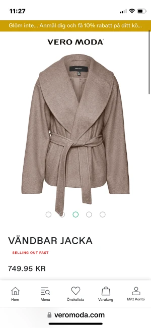 Vero Moda Kort Kappa - Jättefin kort kappa, perfekt för hösten🍁🍂 Helt oanvänd, lappen sitter kvar.  Kappan är väldigt populär och är slutsåld (xs,s,m) på hemsidan.💗💗 Skriv privat för frågor eller fler bilder!🍁❤️