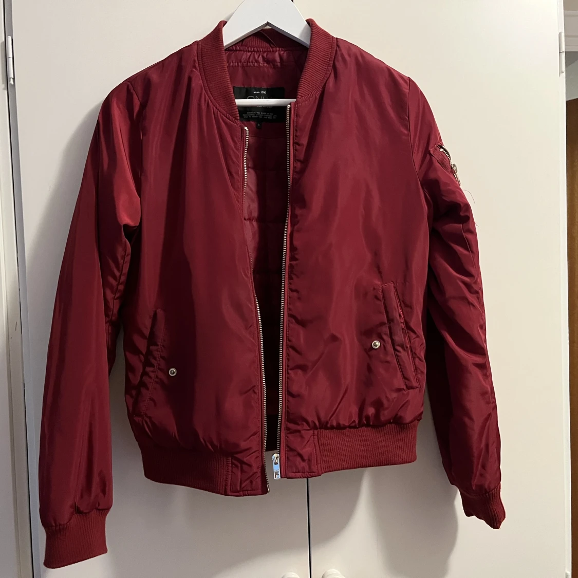 Vinröd bomberjacka stl S