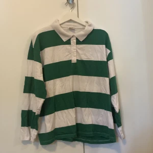 Polotröja - Använd men fint skick. Från Monki, storlek L. Grön och vit randig med en vit krage
