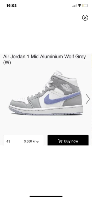 Jordans 1 mid  - Använda 2 ggr på grund att dom är för stora för mig.  Storlek 41 Nypris: 3300 Priset kan diskuteras 