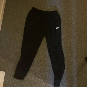 Nike mjukisbyxor - Säljer mina Nike byxor då dom är för små för mig. Jag köpte dom på Nikes hemsida för 350 inte använda 1 enda gång bara testade.👍🏼