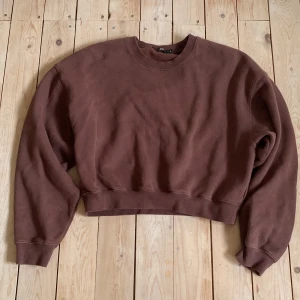 Croppad collegetröja - Croppad collegetröja från Bikbok. Aldrig använd. 